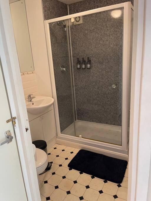Centre Of Town House 3 Bedrooms Sleeps 5 And Infant Free Onsite Parking 2 Cars King's Lynn Exterior photo